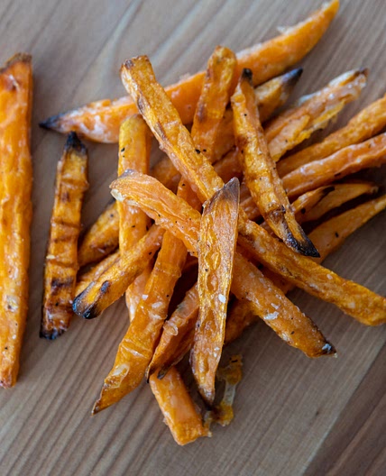 Krokant gebakken zoete aardappelfrietjes