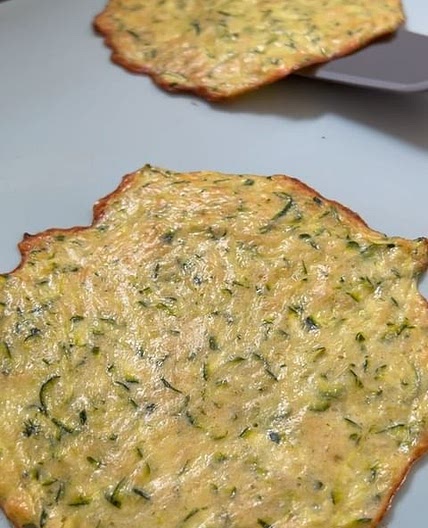 wrap aux courgettes - sans farine . 3 ingrédients !! Naturellement sans gluten (comme toutes les recettes sur - abonne-toi si ça t’intéresse !) c’est une de mes recettes préférées parce qu’elle est trop facile et délicieuse ! La texture est vraiment incroy