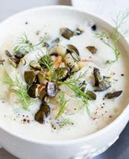 Blumenkohl-Fenchel-Suppe mit Kürbiskernen