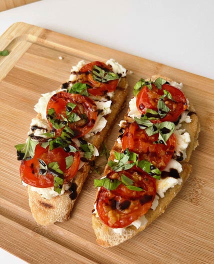 Sandwiches with mozzarella and garlic-fried tomatoes