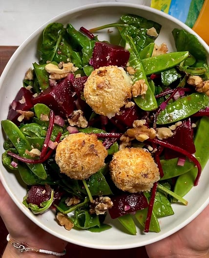Baked crispy goats cheese & super support salad bowl