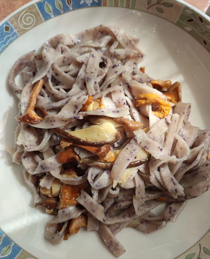 Tagliolini mirtilli e funghi