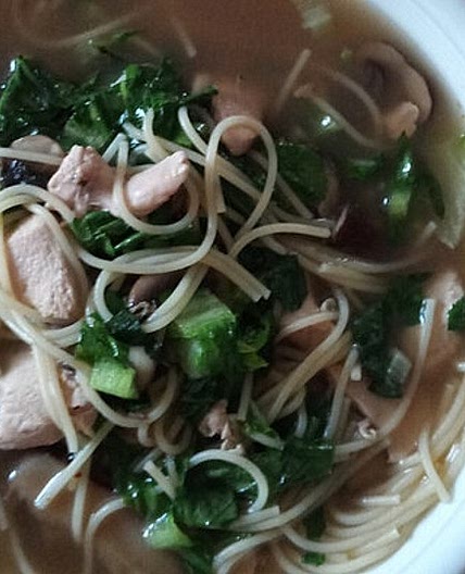 Asiatische Hühnersuppe mit Shiitakepilzen