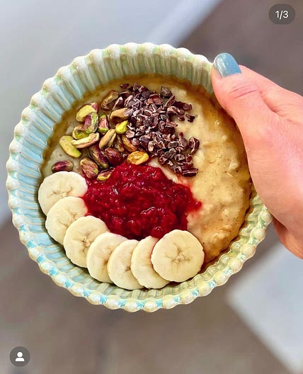 Porridge with chia jam, pistachios, banana & cacao nibs