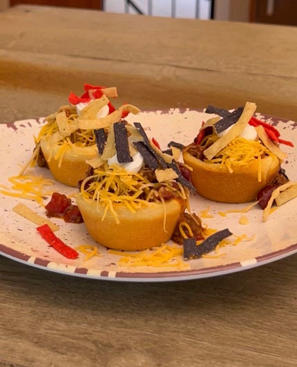Chili in corn bread cups