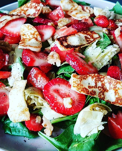 SALADE FRAISES, TOMATES, HALLOUMI & NOIX