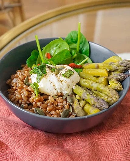 Bowl   épeautre asperges et noisettes