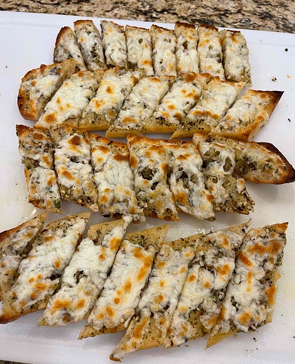 Garlic & Herb Cheese Bread!🧄🥖