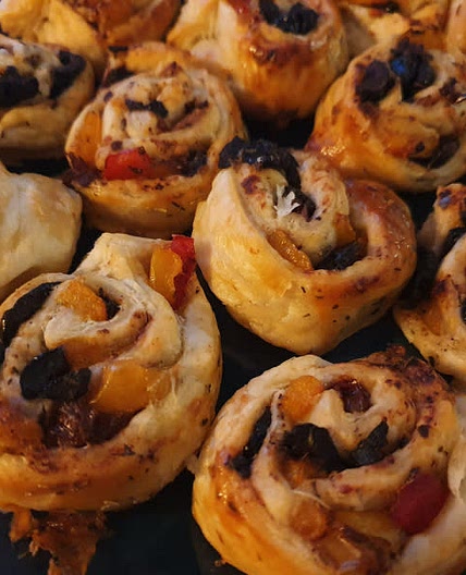 ROULÉS AUX TOMATES SÉCHÉES , CÂPRES & OLIVES