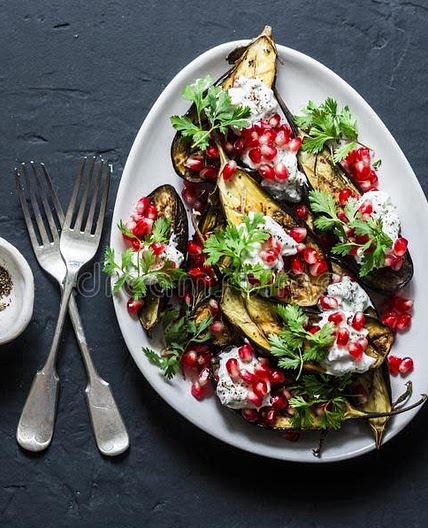 Aubergines grillées au cumin, feta, grenade et sauce au yaourt