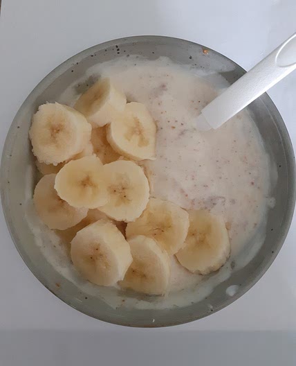 Yogert with banana and peanutbutter