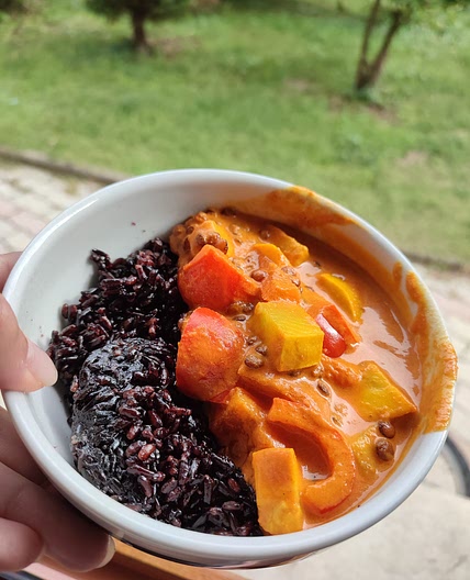 Riso nero e curry di lenticchie