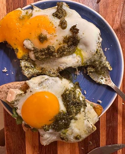 * Tosta de ovo e pesto