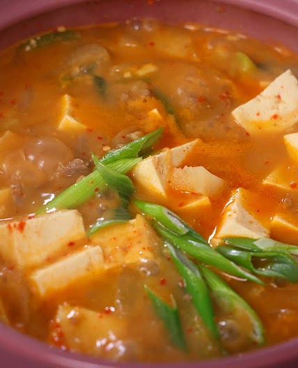 Soybean paste stew with beef (Sogogi doenjang-jjigae: 소고기 된장찌개)