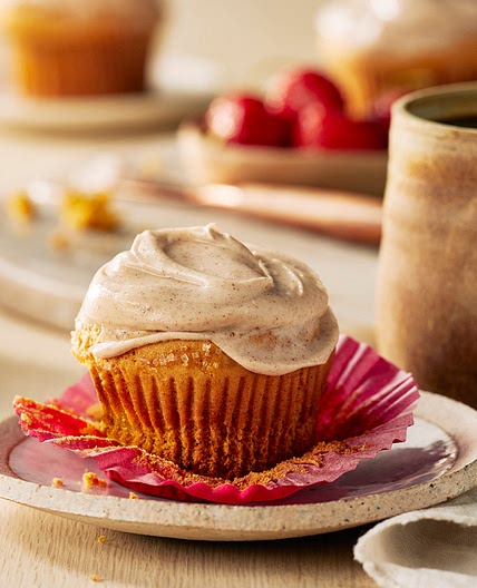 Pumpkin Spice Muffins with Maple Cream Cheese Spread