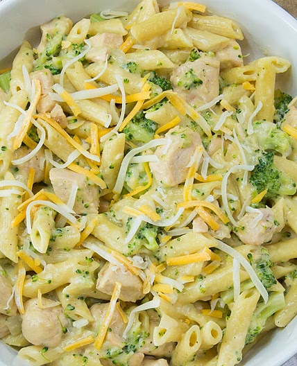 Pâtes au poulet, au brocoli et au fromage dans une seule poêle