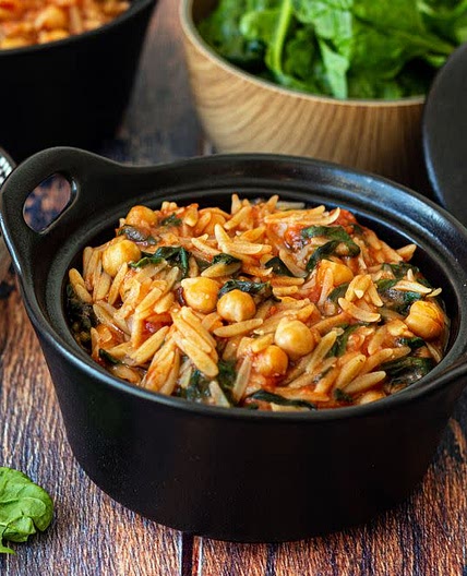 Orzo aux épinards et pois-chiches à la tomate