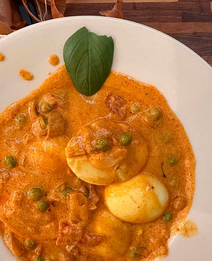 Caril de ovo e tomate