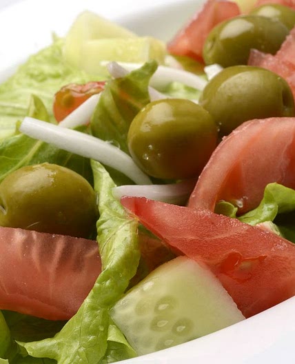 Ensalada de lechuga, tomate, pepino y aceitunas
