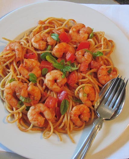 Schnelle Pasta-Pfanne mit Garnelen & Tomatensauce