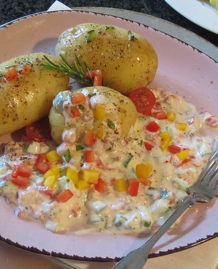 Gedämpfte Pellkartoffeln mit Gemüse-Dip