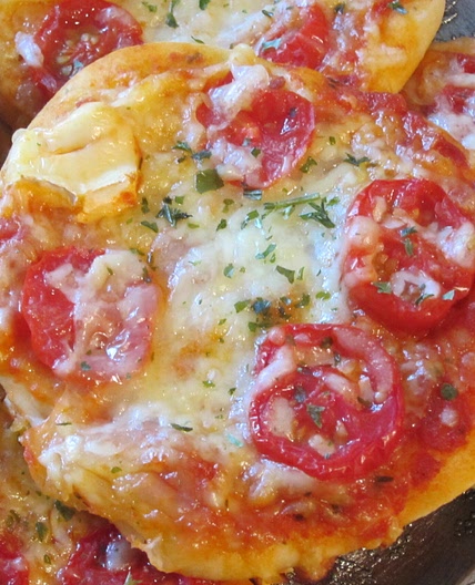 Schnelle softe Mini-Pizza aus Quark-Öl-Teig