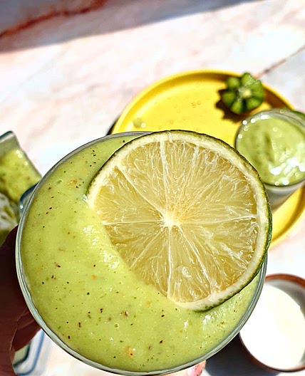 How to make a Healthy Green Cleansing Cloud Smoothie (that is super tasty)