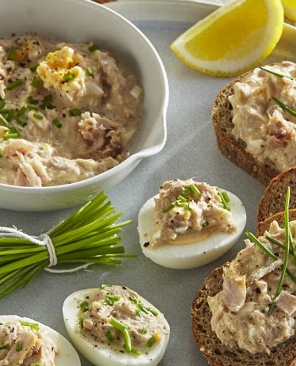 Thunfisch-Ei-Aufstrich mit Schnittlauch und Zitrone