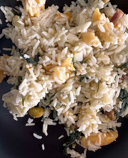 Arroz pilaf de alperces e espinafres