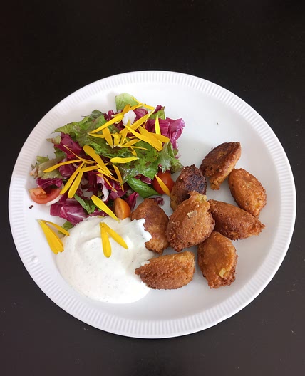 Falafel mit saisonalem Salat griechische Joghurtsauce