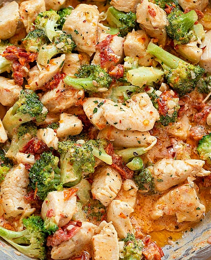15-Minute Broccoli Chicken in Cream Cheese Sundried Tomato Sauce