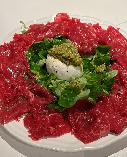 Carpaccio com burrada e pesto