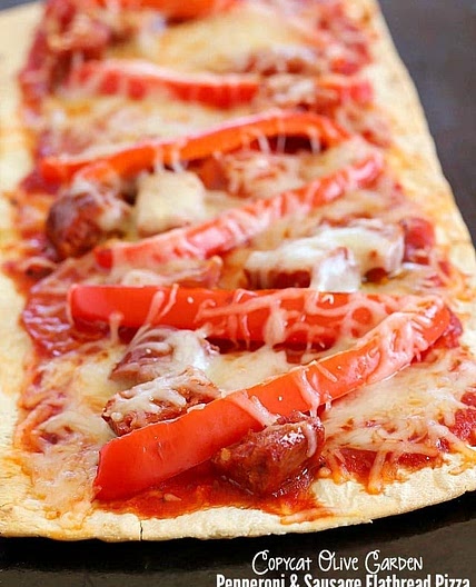 Copycat Olive Garden Pepperoni & Sausage Flatbread Pizza