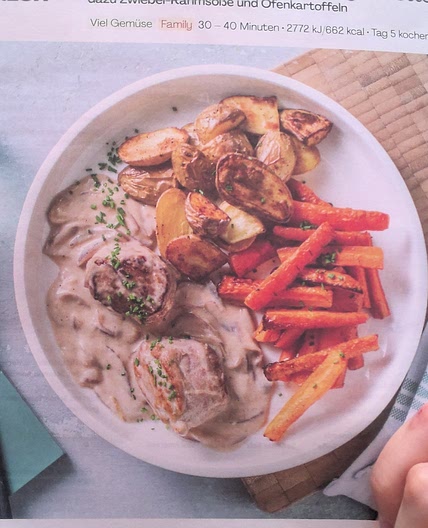 Schweinemedaillons mit Honig-Karotten dazu Zwiebel-Rahmsauce und Ofenkartoffeln