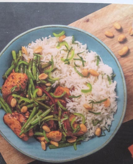 Thai-Basilikum Stir Fry nach Art Pad Kra Pao! mit Hähnchen und (Chili)-Erdnuss-Topping