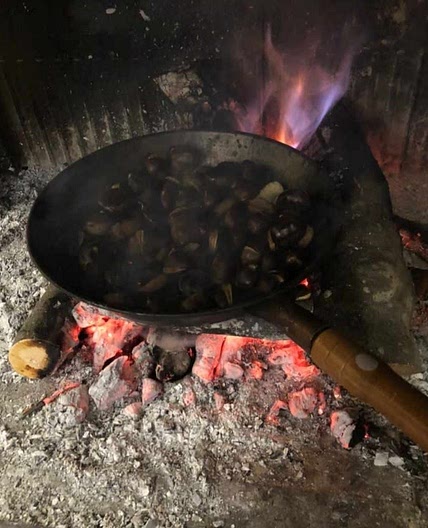 Châtaignes grillées au feu de bois