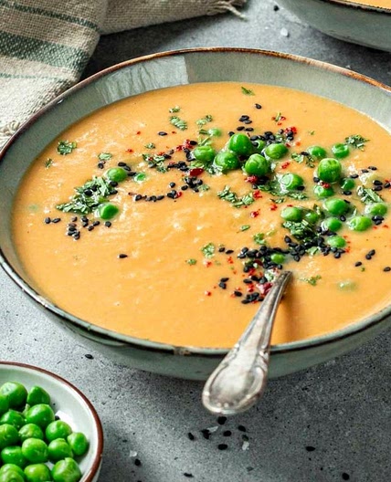 Süßkartoffelsuppe mit Kokosmilch und Banane