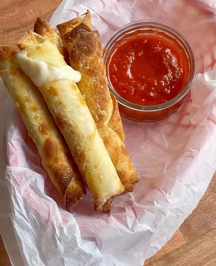 Wonton mozzarella sticks