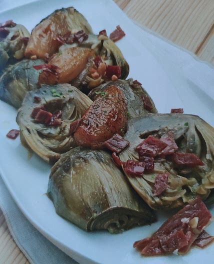Alcachofas con chalotas y jamon