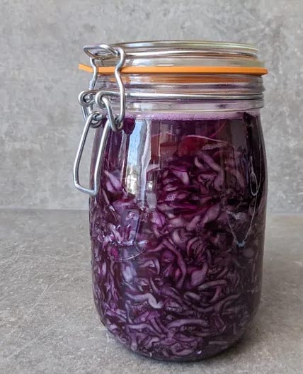 Lacto fermentation : mélange de chou et de pomme