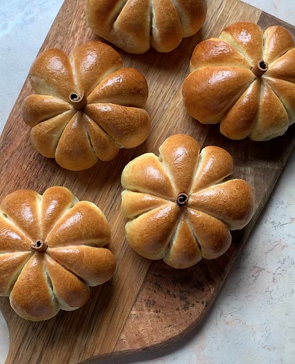 Pumpkin shaped bread 🎃