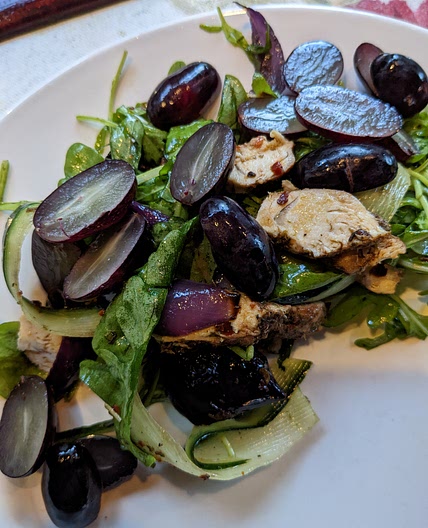 Rucola met jamaican kip en druiven