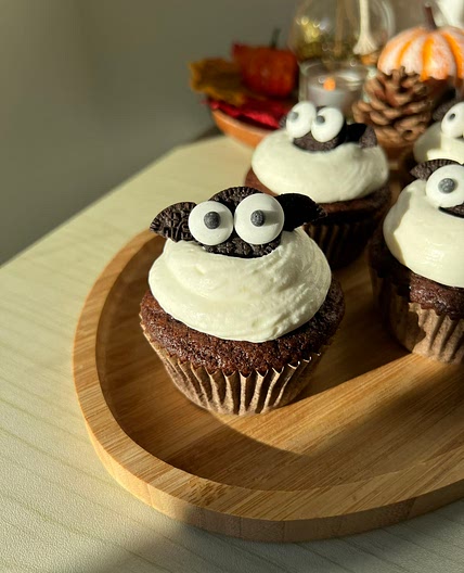 Baby bat halloween cupcakes