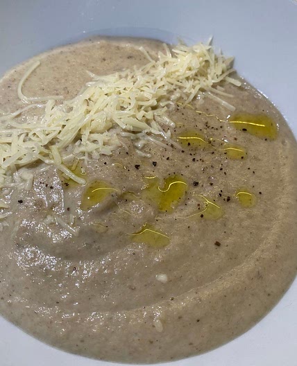 Champignons soup with truffle oil