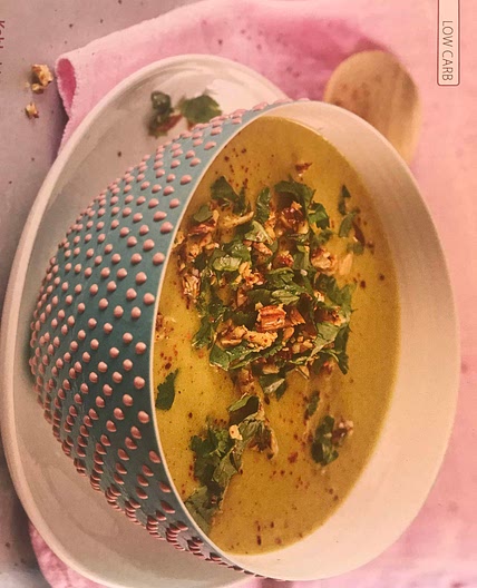 Kohlrabi-Kokos-Suppe mit roten Linsen und Mandel-Ingwer-Topping (Ausgabe 02/2019, Seite 32)