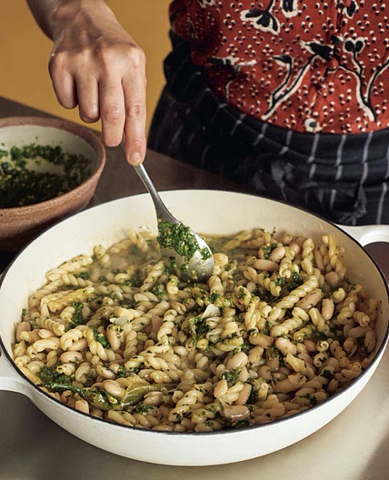 Dreamy pasta and beans with halloumi and arugula pesto