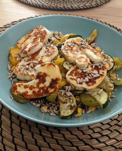 Halloumi and grilled veggies salad (Halloumi sajt & grillzett zöldseges salataval)