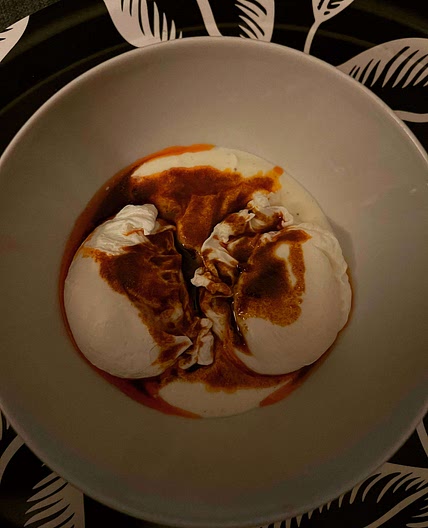 Oeufs pochés au piment et beurre de paprika