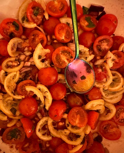 Salada de tomate e limão assado 