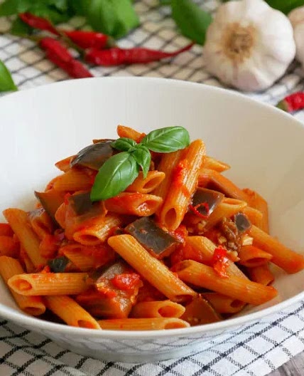 PENNE AUX AUBERGINES AL ARRABIATA